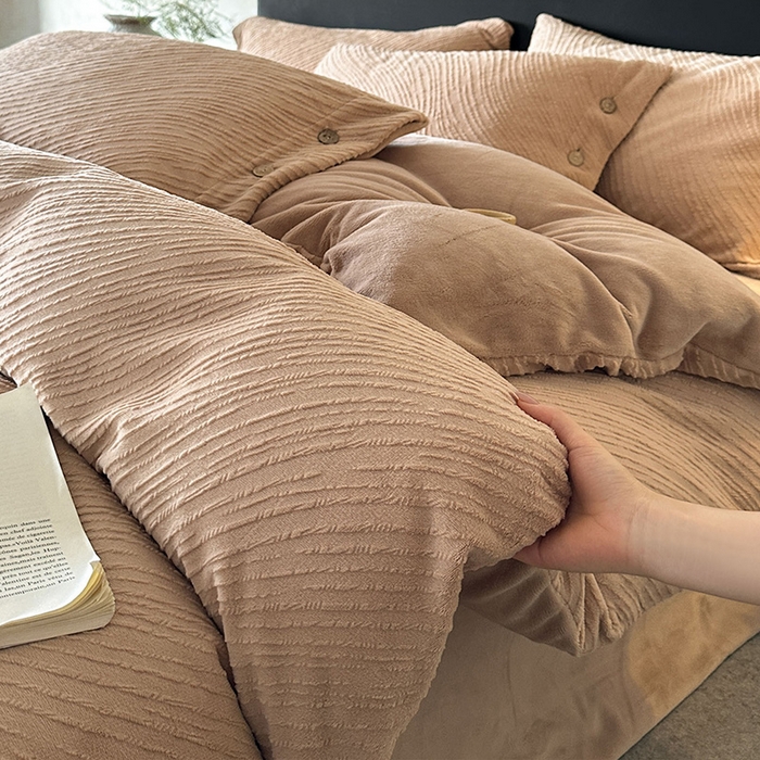 91家纺网 家纺一手货源 找家纺 十方家居 2025年新款9斤加厚雕花绒牛奶绒剪花纽扣款工艺牛奶绒四件套（全网控价标准不低于168） 兰亭-暖咖