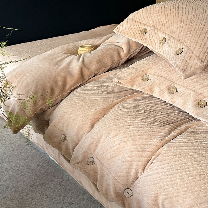 91家纺网 家纺一手货源 找家纺 十方家居 2025年新款9斤加厚雕花绒牛奶绒剪花纽扣款工艺牛奶绒四件套（全网控价标准不低于168） 兰亭-暖咖