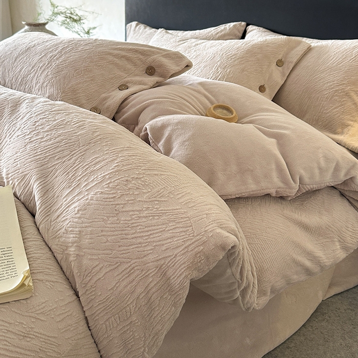 91家纺网 家纺一手货源 找家纺 十方家居 2025年新款9斤加厚雕花绒牛奶绒剪花纽扣款工艺牛奶绒四件套（全网控价标准不低于168） 烟雨-浅灰