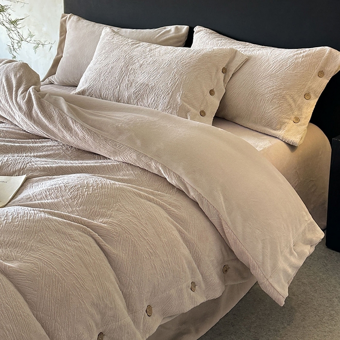 91家纺网 家纺一手货源 找家纺 十方家居 2025年新款9斤加厚雕花绒牛奶绒剪花纽扣款工艺牛奶绒四件套（全网控价标准不低于168） 烟雨-浅灰