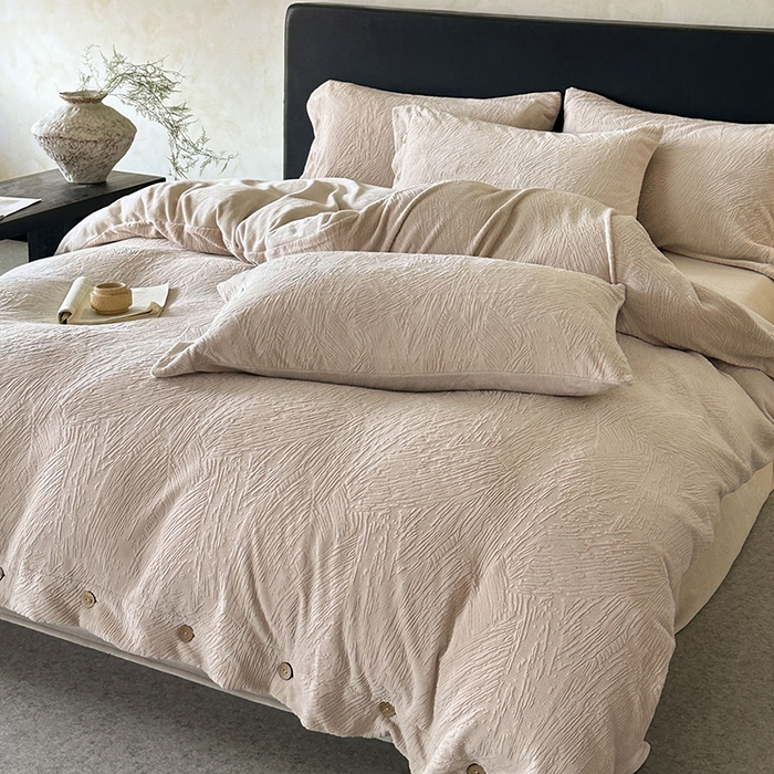 91家纺网 家纺一手货源 找家纺 十方家居 2025年新款9斤加厚雕花绒牛奶绒剪花纽扣款工艺牛奶绒四件套（全网控价标准不低于168） 烟雨-浅灰