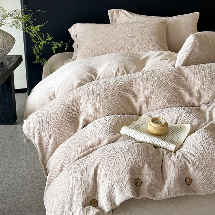 91家纺网 家纺一手货源 找家纺 十方家居 2025年新款9斤加厚雕花绒牛奶绒剪花纽扣款工艺牛奶绒四件套（全网控价标准不低于168） 烟雨-浅灰