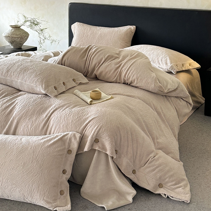 91家纺网 家纺一手货源 找家纺 十方家居 2025年新款9斤加厚雕花绒牛奶绒剪花纽扣款工艺牛奶绒四件套（全网控价标准不低于168） 烟雨-浅灰