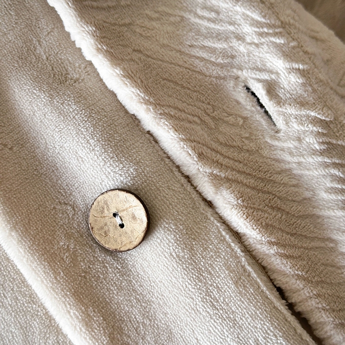 91家纺网 家纺一手货源 找家纺 十方家居 2025年新款9斤加厚雕花绒牛奶绒剪花纽扣款工艺牛奶绒四件套（全网控价标准不低于168） 烟雨-浅灰