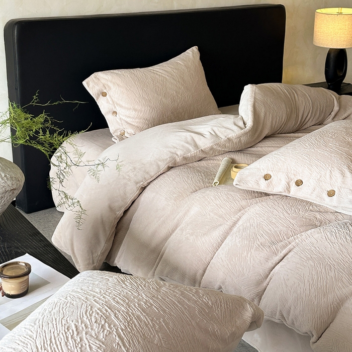 十方家居 2025年新款9斤加厚雕花绒牛奶绒剪花纽扣款工艺牛奶绒四件套（全网控价标准不低于168） 烟雨-浅灰