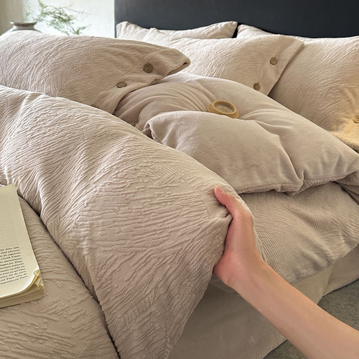 91家纺网 家纺一手货源 找家纺 十方家居 2025年新款9斤加厚雕花绒牛奶绒剪花纽扣款工艺牛奶绒四件套（全网控价标准不低于168） 烟雨-浅灰