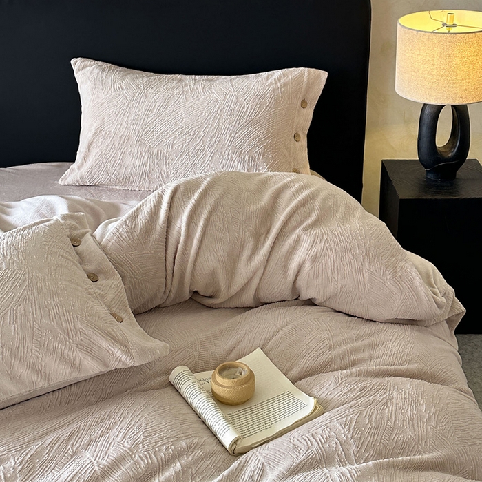 91家纺网 家纺一手货源 找家纺 十方家居 2025年新款9斤加厚雕花绒牛奶绒剪花纽扣款工艺牛奶绒四件套（全网控价标准不低于168） 烟雨-浅灰