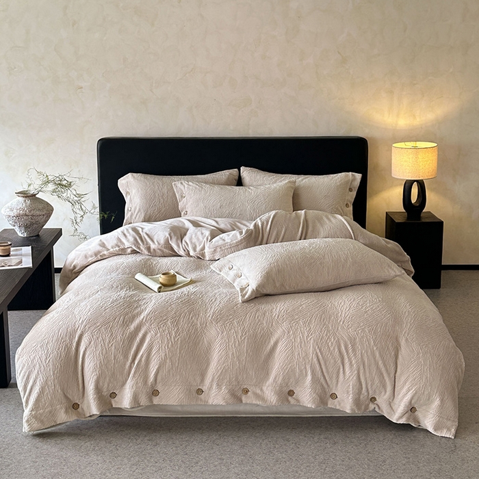 91家纺网 家纺一手货源 找家纺 十方家居 2025年新款9斤加厚雕花绒牛奶绒剪花纽扣款工艺牛奶绒四件套（全网控价标准不低于168） 烟雨-浅灰