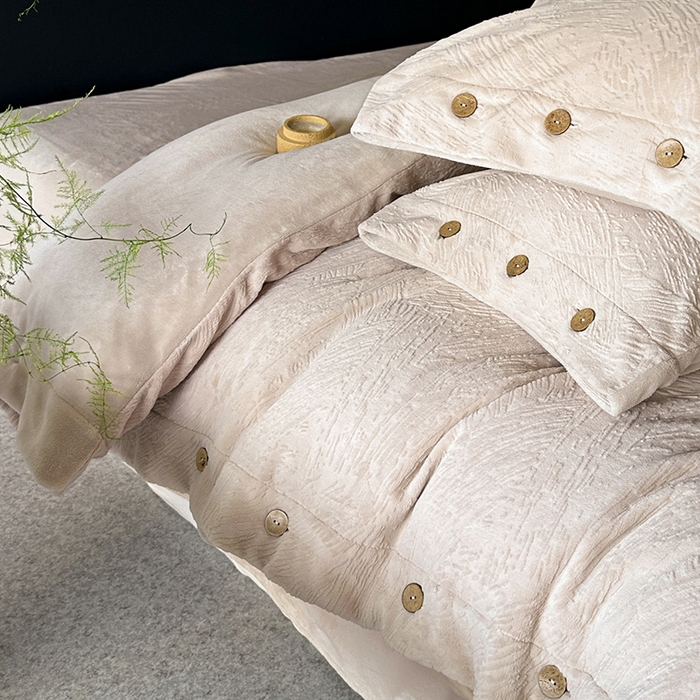 91家纺网 家纺一手货源 找家纺 十方家居 2025年新款9斤加厚雕花绒牛奶绒剪花纽扣款工艺牛奶绒四件套（全网控价标准不低于168） 烟雨-浅灰