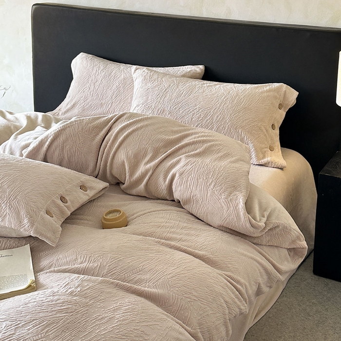 91家纺网 家纺一手货源 找家纺 十方家居 2025年新款9斤加厚雕花绒牛奶绒剪花纽扣款工艺牛奶绒四件套（全网控价标准不低于168） 烟雨-浅灰