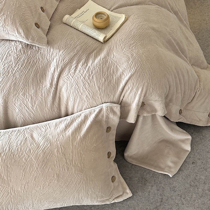 91家纺网 家纺一手货源 找家纺 十方家居 2025年新款9斤加厚雕花绒牛奶绒剪花纽扣款工艺牛奶绒四件套（全网控价标准不低于168） 烟雨-浅灰