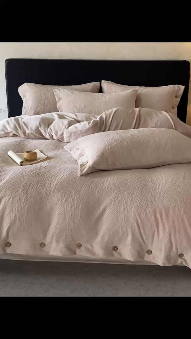 91家纺网 家纺一手货源 找家纺 十方家居 2025年新款9斤加厚雕花绒牛奶绒剪花纽扣款工艺牛奶绒四件套（全网控价标准不低于168） 烟雨-浅灰