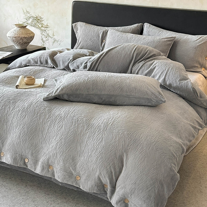 91家纺网 家纺一手货源 找家纺 十方家居 2025年新款9斤加厚雕花绒牛奶绒剪花纽扣款工艺牛奶绒四件套（全网控价标准不低于168） 烟雨-深灰