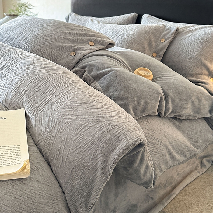 91家纺网 家纺一手货源 找家纺 十方家居 2025年新款9斤加厚雕花绒牛奶绒剪花纽扣款工艺牛奶绒四件套（全网控价标准不低于168） 烟雨-深灰