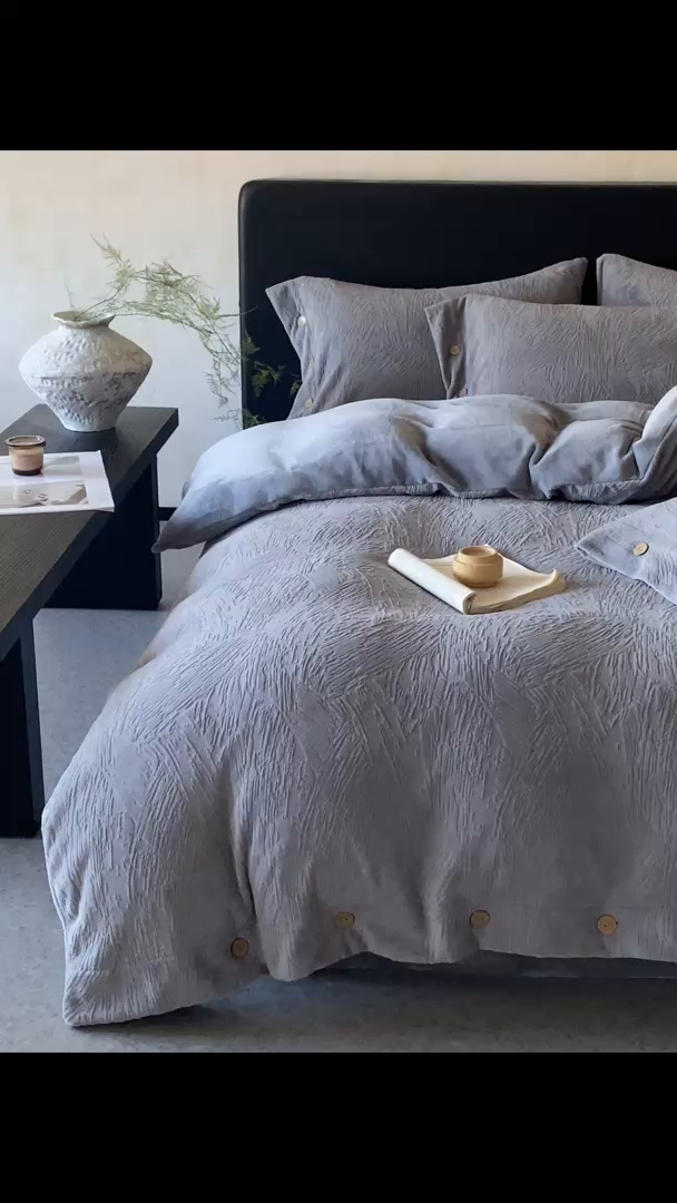 91家纺网 家纺一手货源 找家纺 十方家居 2025年新款9斤加厚雕花绒牛奶绒剪花纽扣款工艺牛奶绒四件套（全网控价标准不低于168） 烟雨-深灰