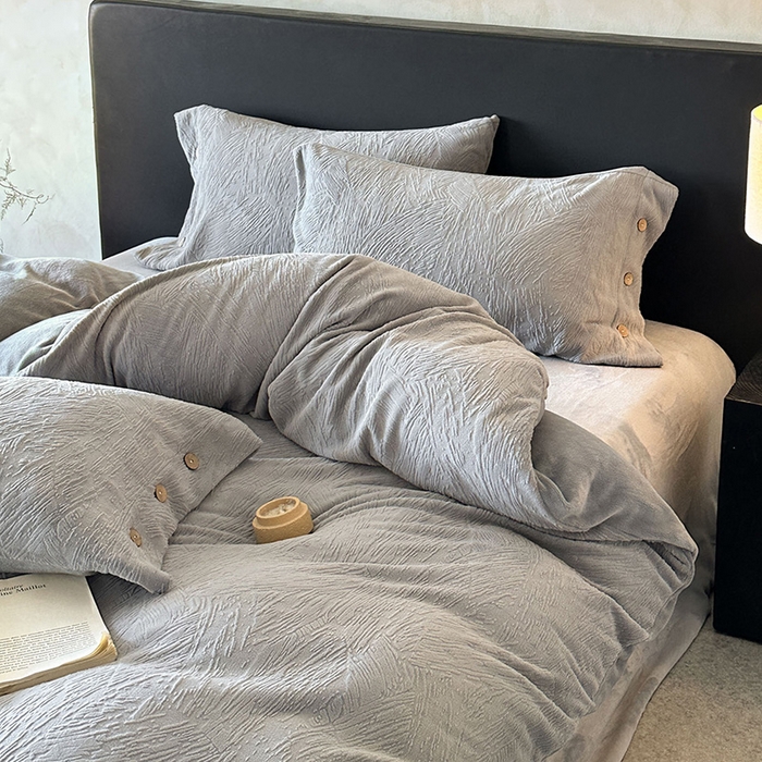 91家纺网 家纺一手货源 找家纺 十方家居 2025年新款9斤加厚雕花绒牛奶绒剪花纽扣款工艺牛奶绒四件套（全网控价标准不低于168） 烟雨-深灰