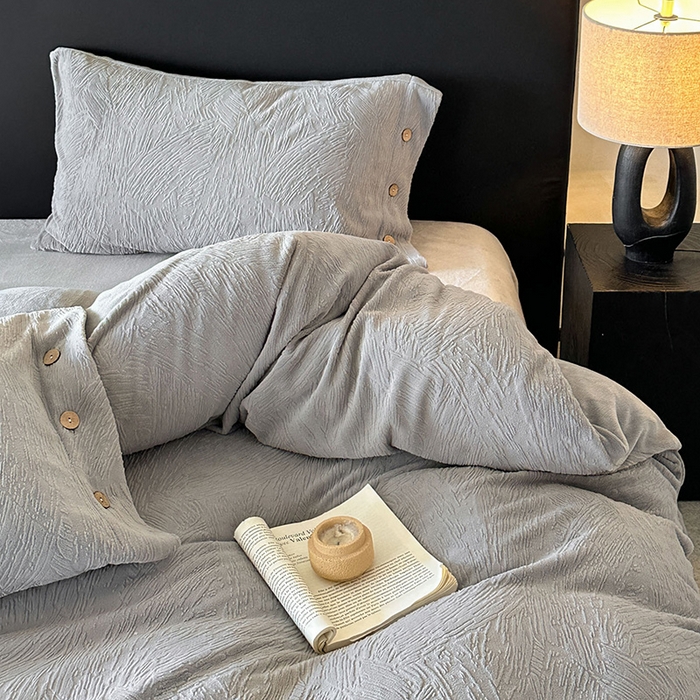 91家纺网 家纺一手货源 找家纺 十方家居 2025年新款9斤加厚雕花绒牛奶绒剪花纽扣款工艺牛奶绒四件套（全网控价标准不低于168） 烟雨-深灰