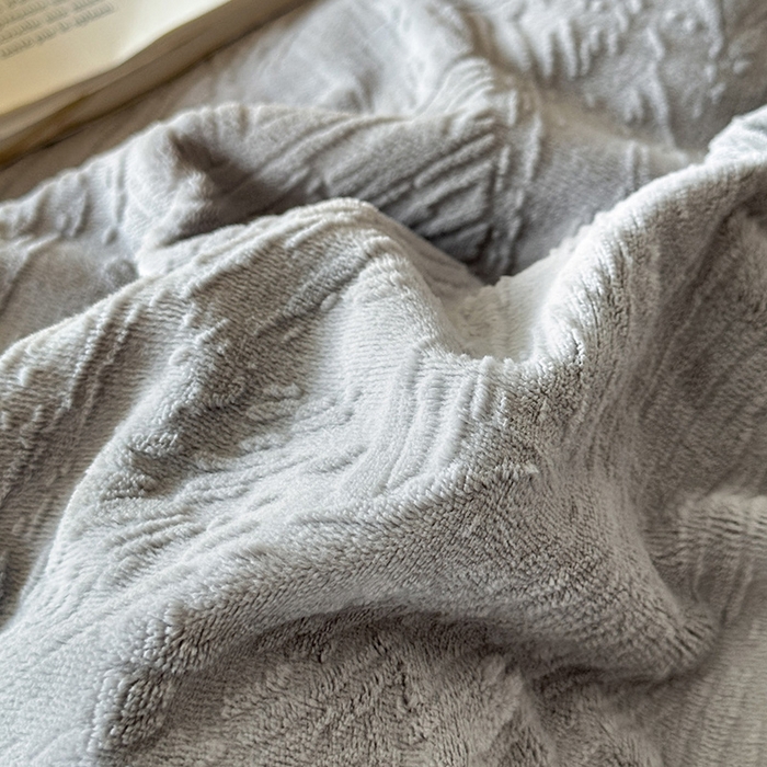 91家纺网 家纺一手货源 找家纺 十方家居 2025年新款9斤加厚雕花绒牛奶绒剪花纽扣款工艺牛奶绒四件套（全网控价标准不低于168） 烟雨-深灰