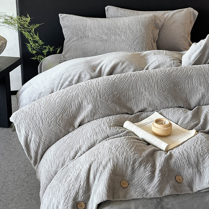 91家纺网 家纺一手货源 找家纺 十方家居 2025年新款9斤加厚雕花绒牛奶绒剪花纽扣款工艺牛奶绒四件套（全网控价标准不低于168） 烟雨-深灰