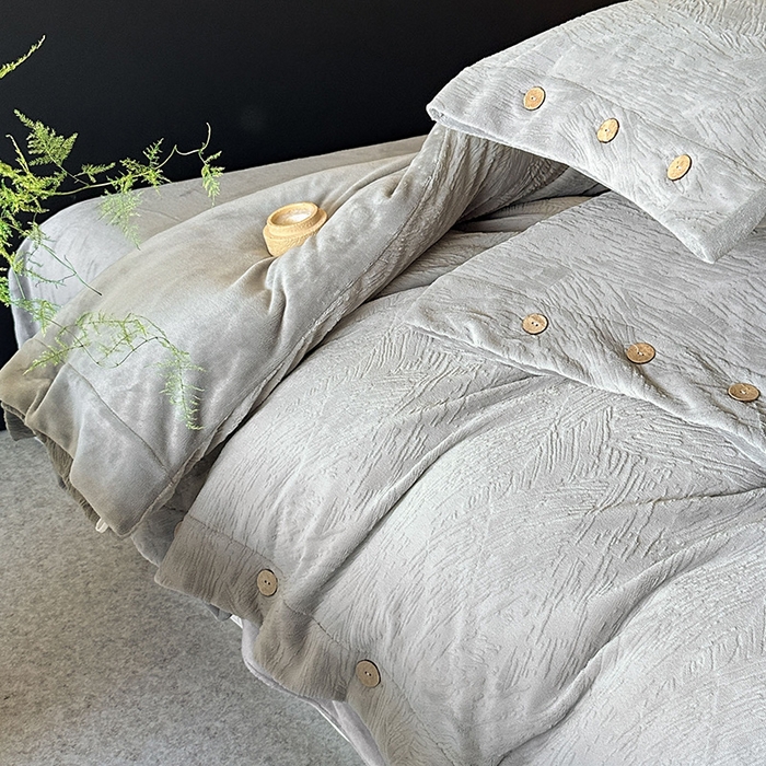 91家纺网 家纺一手货源 找家纺 十方家居 2025年新款9斤加厚雕花绒牛奶绒剪花纽扣款工艺牛奶绒四件套（全网控价标准不低于168） 烟雨-深灰