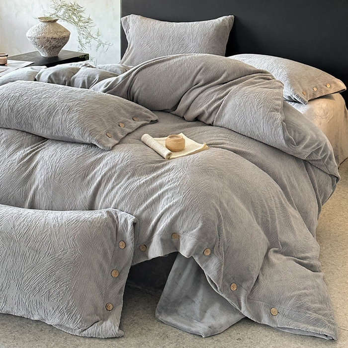 91家纺网 家纺一手货源 找家纺 十方家居 2025年新款9斤加厚雕花绒牛奶绒剪花纽扣款工艺牛奶绒四件套（全网控价标准不低于168） 烟雨-深灰