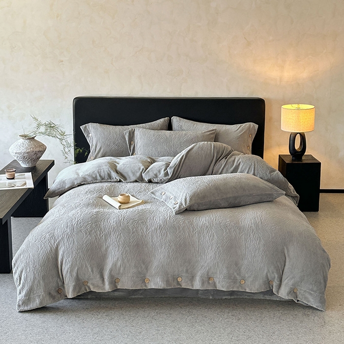 91家纺网 家纺一手货源 找家纺 十方家居 2025年新款9斤加厚雕花绒牛奶绒剪花纽扣款工艺牛奶绒四件套（全网控价标准不低于168） 烟雨-深灰