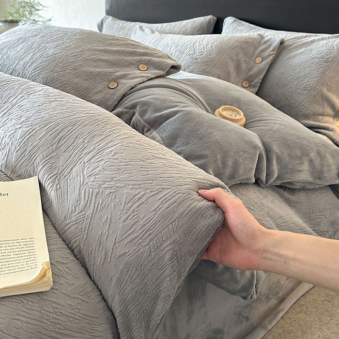 91家纺网 家纺一手货源 找家纺 十方家居 2025年新款9斤加厚雕花绒牛奶绒剪花纽扣款工艺牛奶绒四件套（全网控价标准不低于168） 烟雨-深灰