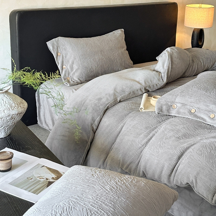 十方家居 2025年新款9斤加厚雕花绒牛奶绒剪花纽扣款工艺牛奶绒四件套（全网控价标准不低于168） 烟雨-深灰