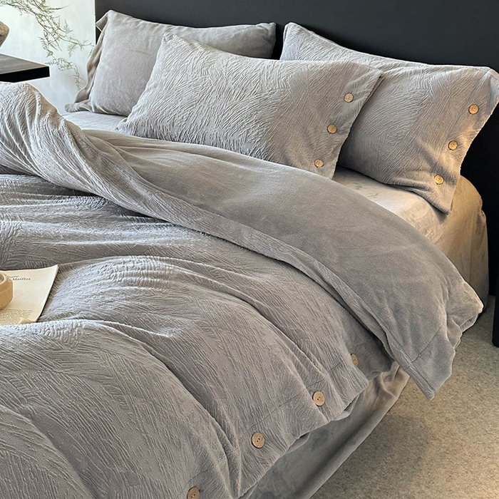 91家纺网 家纺一手货源 找家纺 十方家居 2025年新款9斤加厚雕花绒牛奶绒剪花纽扣款工艺牛奶绒四件套（全网控价标准不低于168） 烟雨-深灰