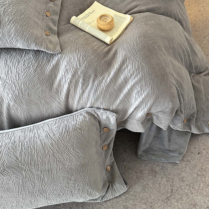 91家纺网 家纺一手货源 找家纺 十方家居 2025年新款9斤加厚雕花绒牛奶绒剪花纽扣款工艺牛奶绒四件套（全网控价标准不低于168） 烟雨-深灰