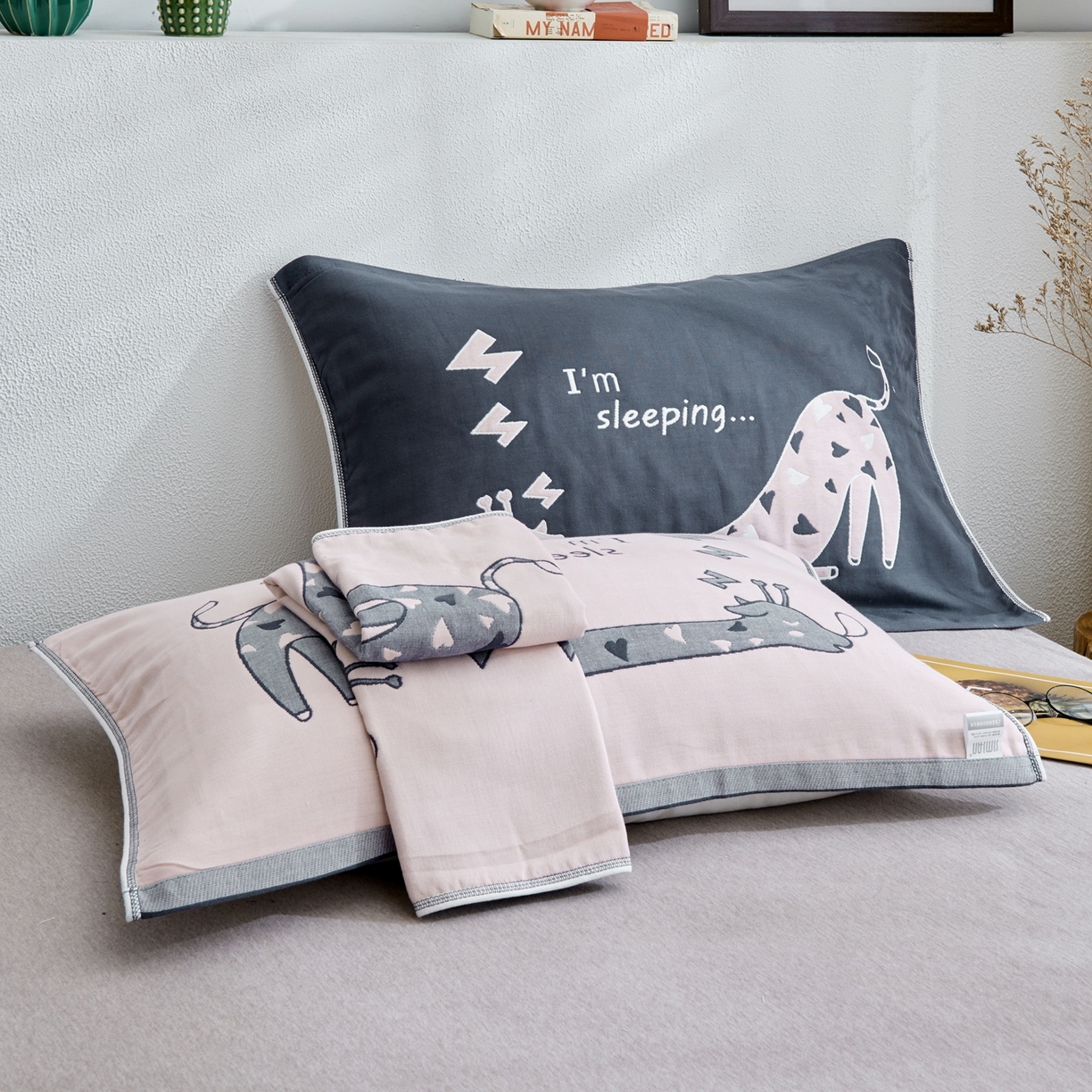 91家纺网 家纺一手货源 找家纺 朴尔家纺-毛巾被 2025新款卡通AB组合全棉纯棉层纱布枕巾 懒懒长颈鹿 52x78cm/对