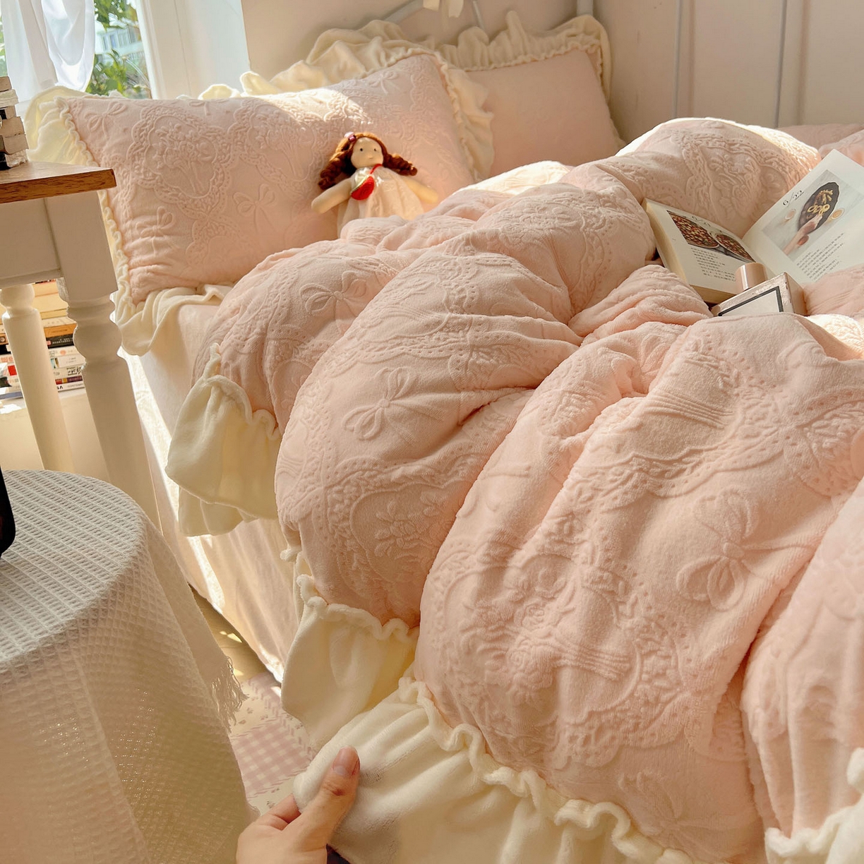 91家纺网 家纺一手货源 找家纺 （总）六巷胡同 2025新款韩系博主风少女心蝴蝶结捧花A类牛奶绒四件套