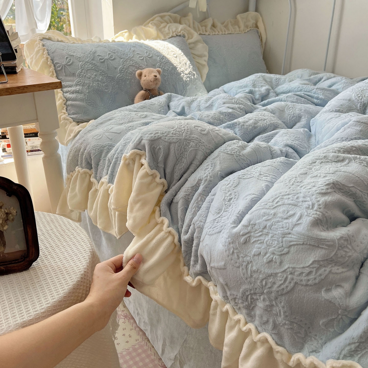 91家纺网 家纺一手货源 找家纺 （总）六巷胡同 2025新款韩系博主风少女心蝴蝶结捧花A类牛奶绒四件套