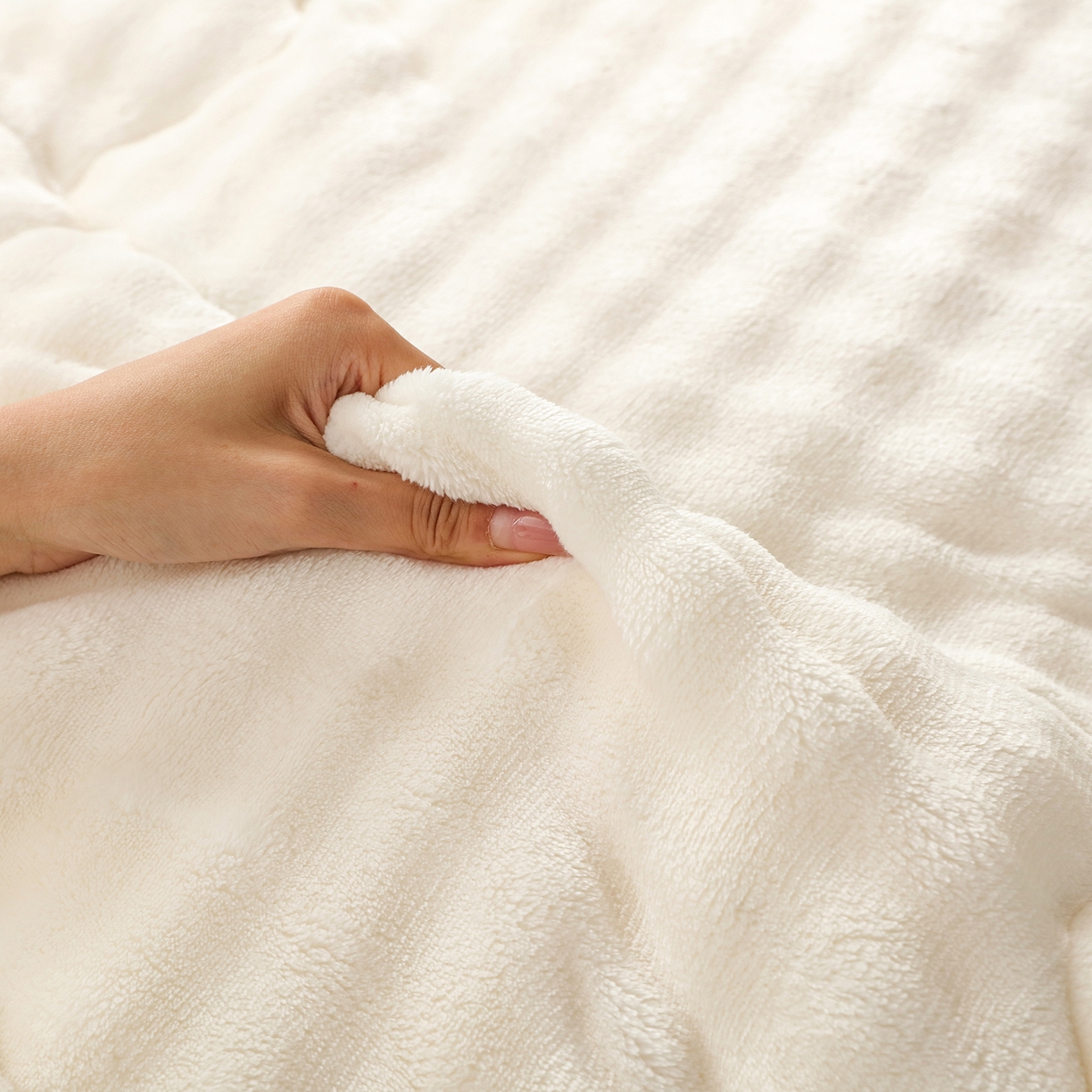 91家纺网 家纺一手货源 找家纺 金灵居 2025新款兔毛绒冬被兔毛被子被芯春秋被 兔兔绒被-米白