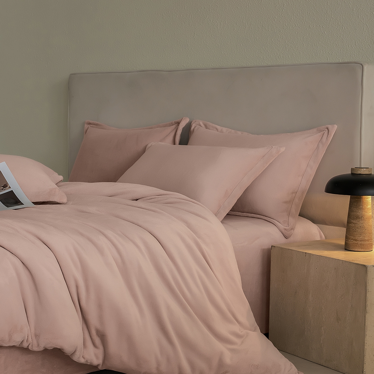 91家纺网 家纺一手货源 找家纺 禧禾 2025新款A类300G醇厚速暖绒四件套-莫兰迪 莫兰迪-婴儿粉