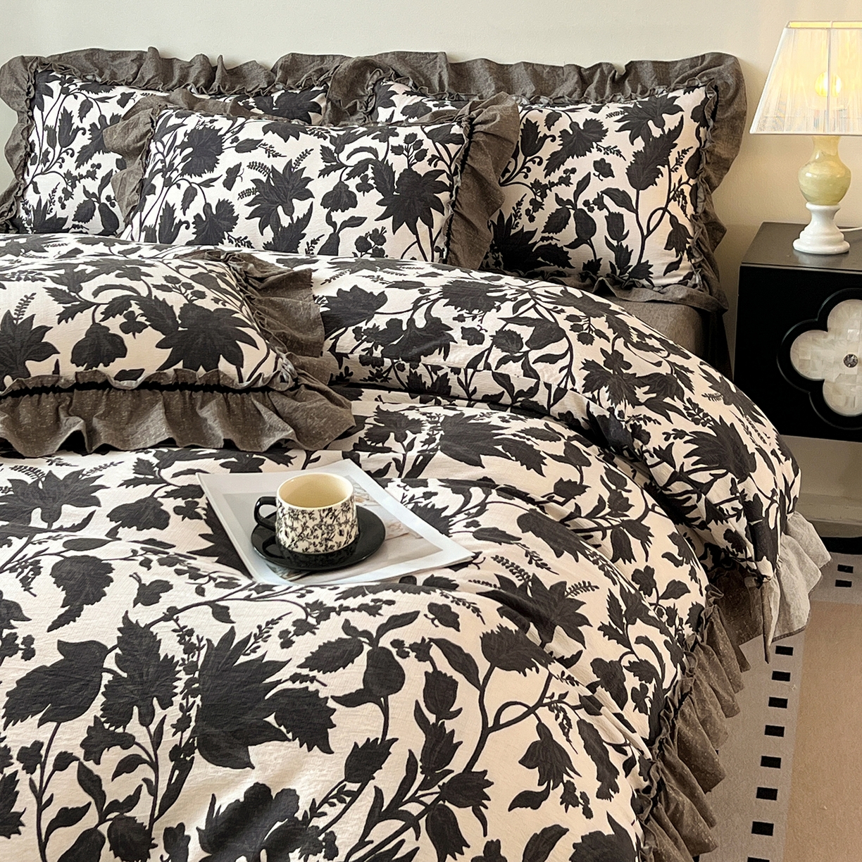 91家纺网 家纺一手货源 找家纺 喜颜 2025新款亚麻爆款花边四件套-直播热款 扶桑花-黑