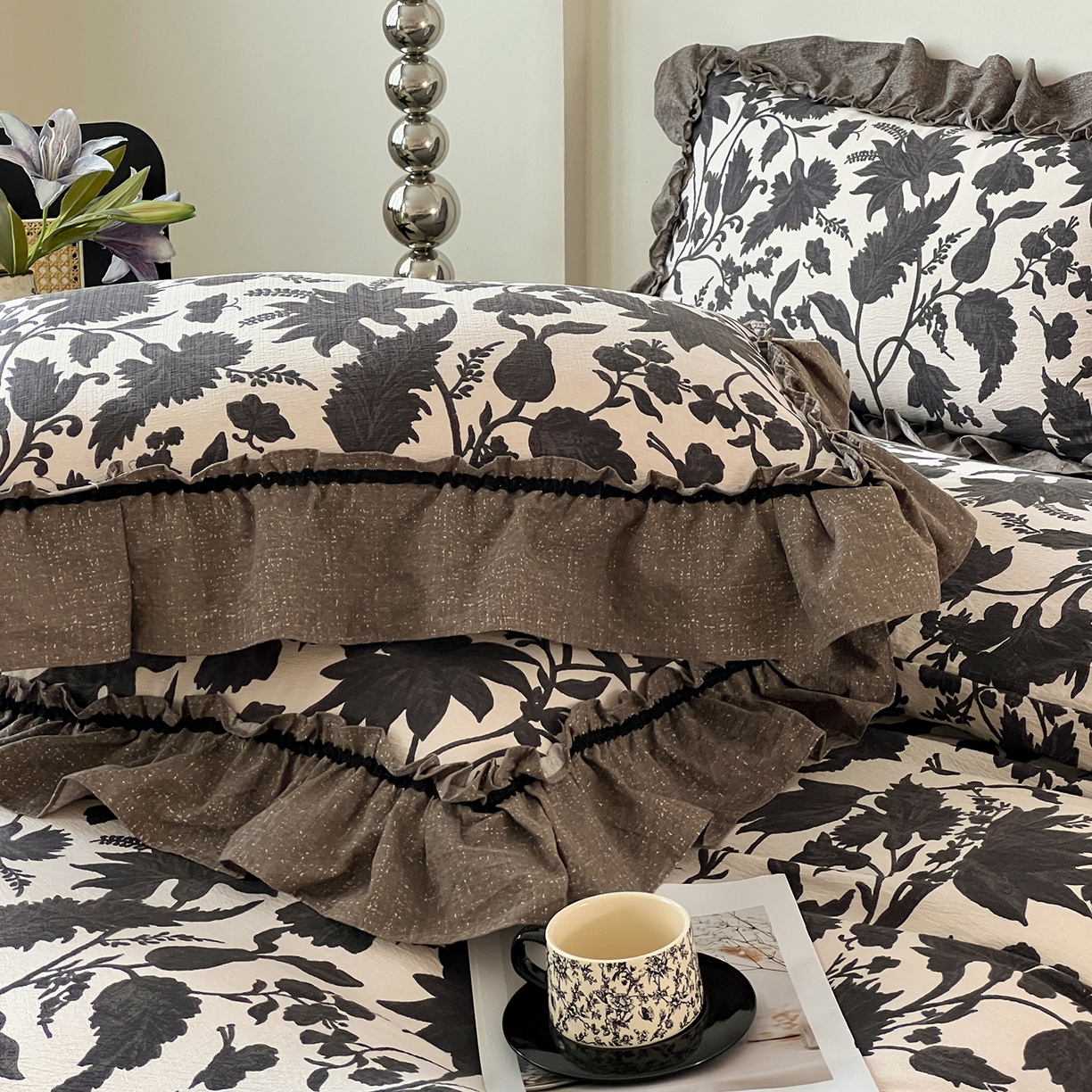 91家纺网 家纺一手货源 找家纺 喜颜 2025新款亚麻爆款花边四件套-直播热款 扶桑花-黑