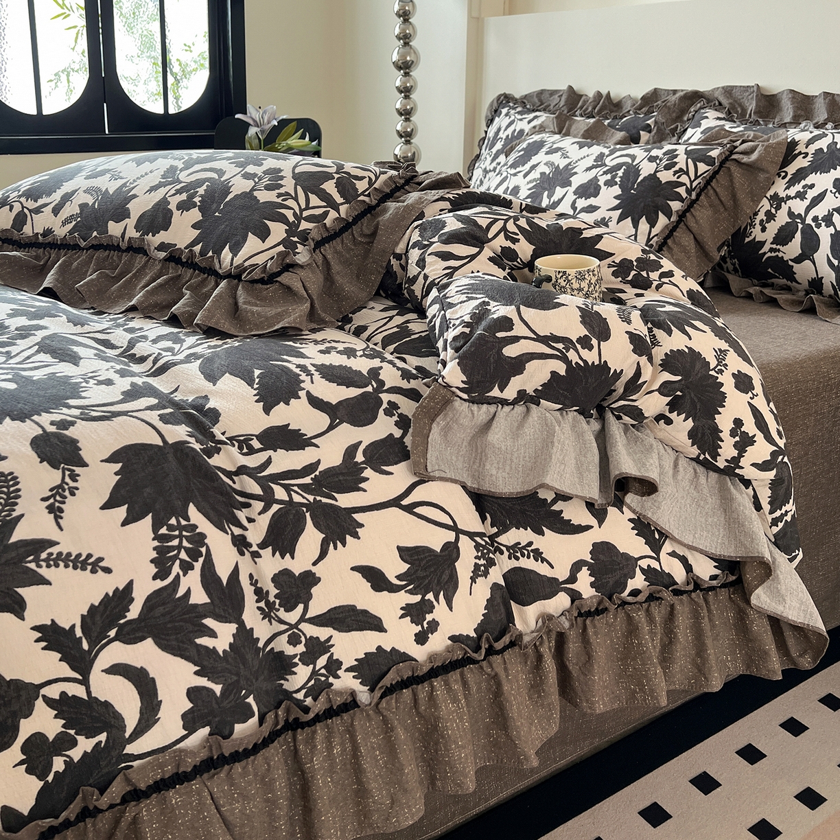 91家纺网 家纺一手货源 找家纺 喜颜 2025新款亚麻爆款花边四件套-直播热款 扶桑花-黑