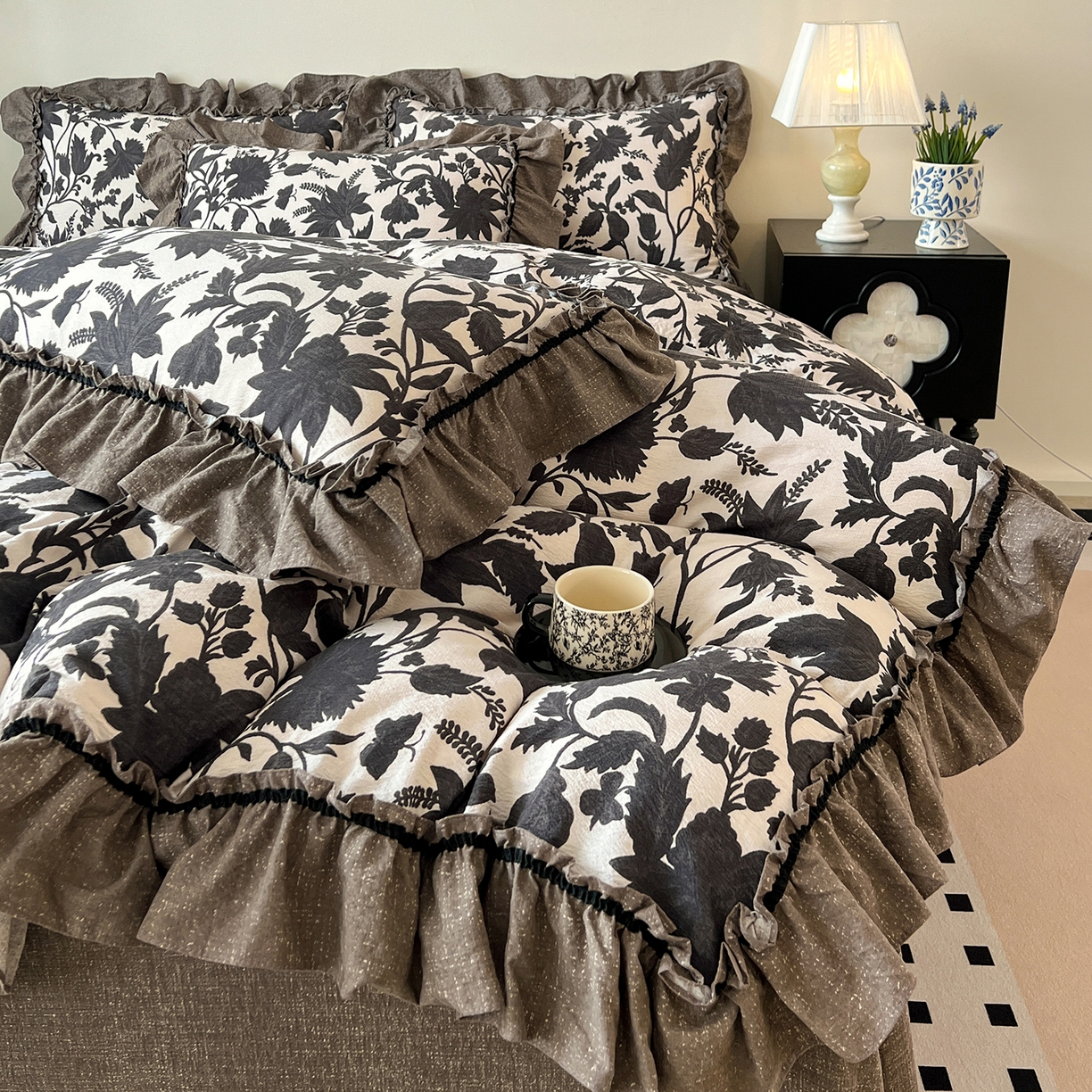 91家纺网 家纺一手货源 找家纺 喜颜 2025新款亚麻爆款花边四件套-直播热款 扶桑花-黑