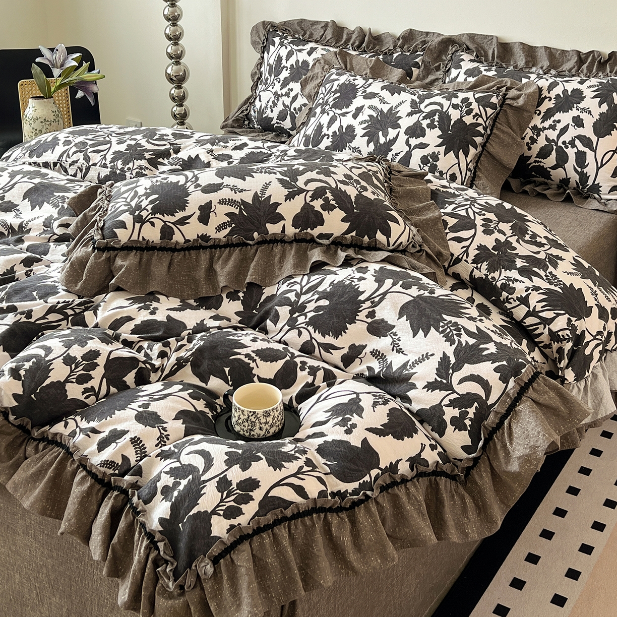 91家纺网 家纺一手货源 找家纺 喜颜 2025新款亚麻爆款花边四件套-直播热款 扶桑花-黑