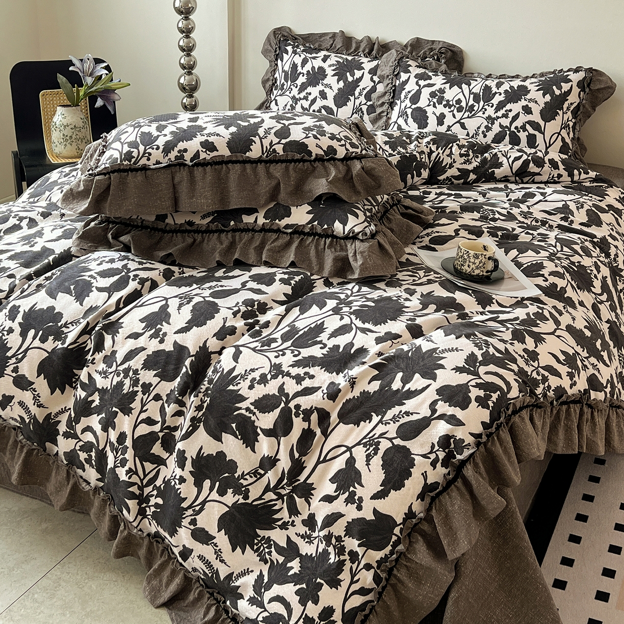 91家纺网 家纺一手货源 找家纺 喜颜 2025新款亚麻爆款花边四件套-直播热款 扶桑花-黑