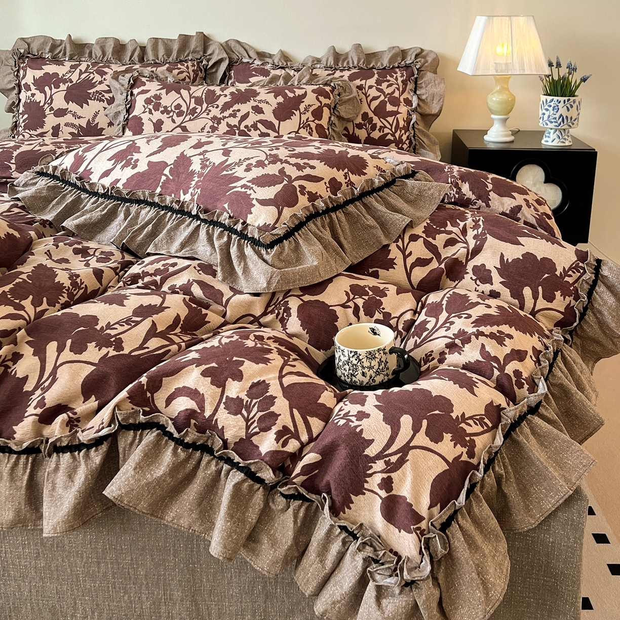 91家纺网 家纺一手货源 找家纺 喜颜 2025新款亚麻爆款花边四件套-直播热款 扶桑花-红