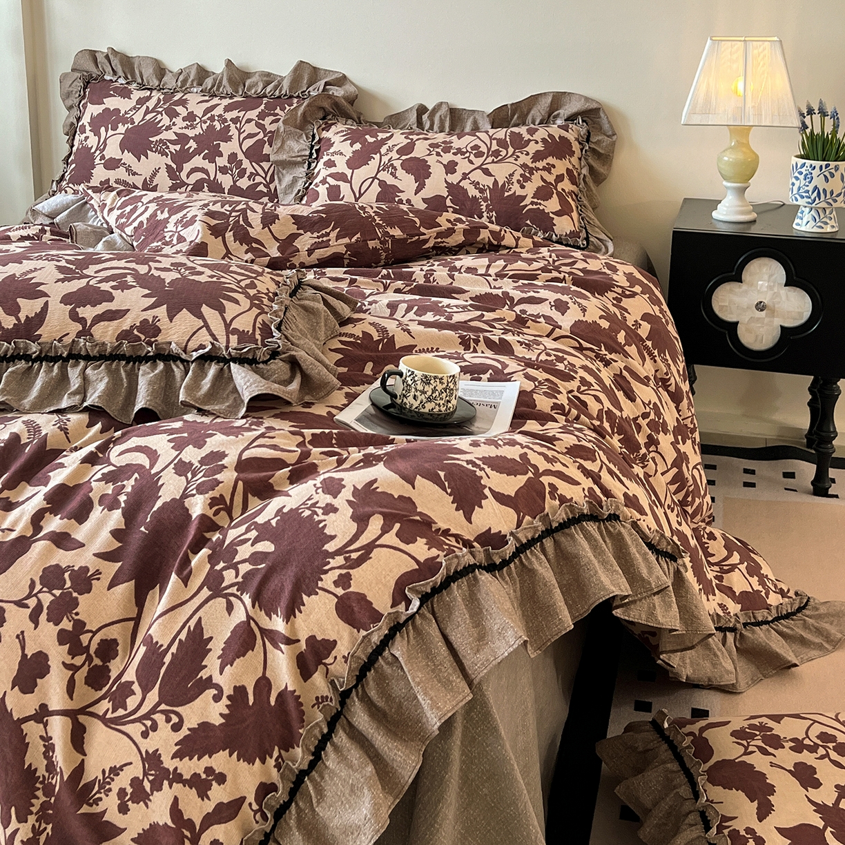 91家纺网 家纺一手货源 找家纺 喜颜 2025新款亚麻爆款花边四件套-直播热款 扶桑花-红