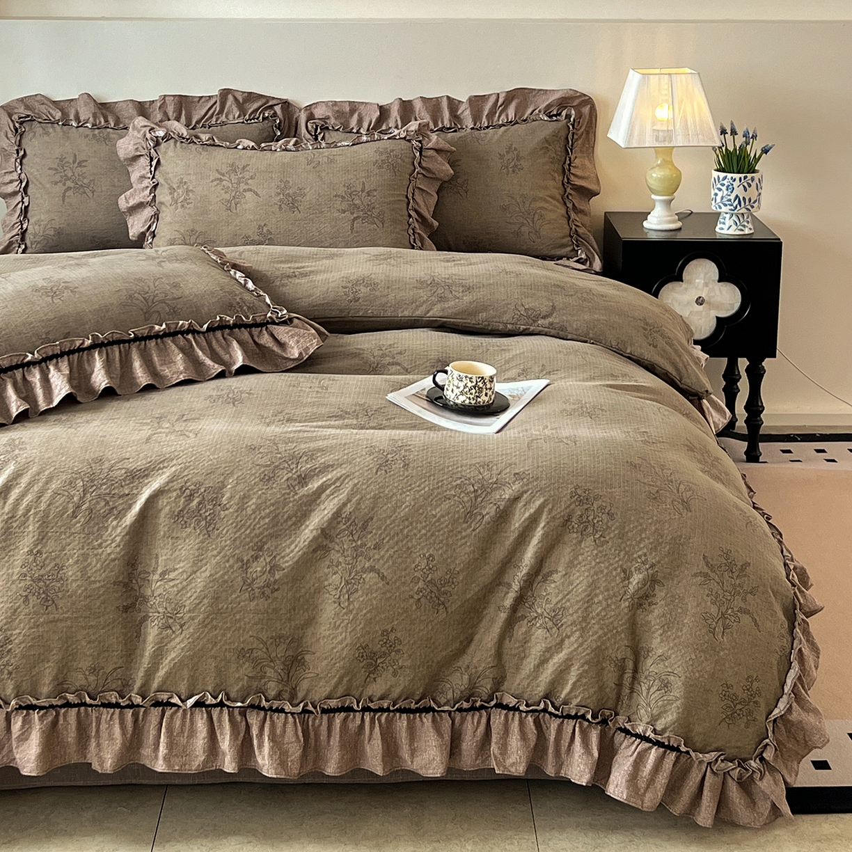 91家纺网 家纺一手货源 找家纺 喜颜 2025新款亚麻爆款花边四件套-直播热款 花田错