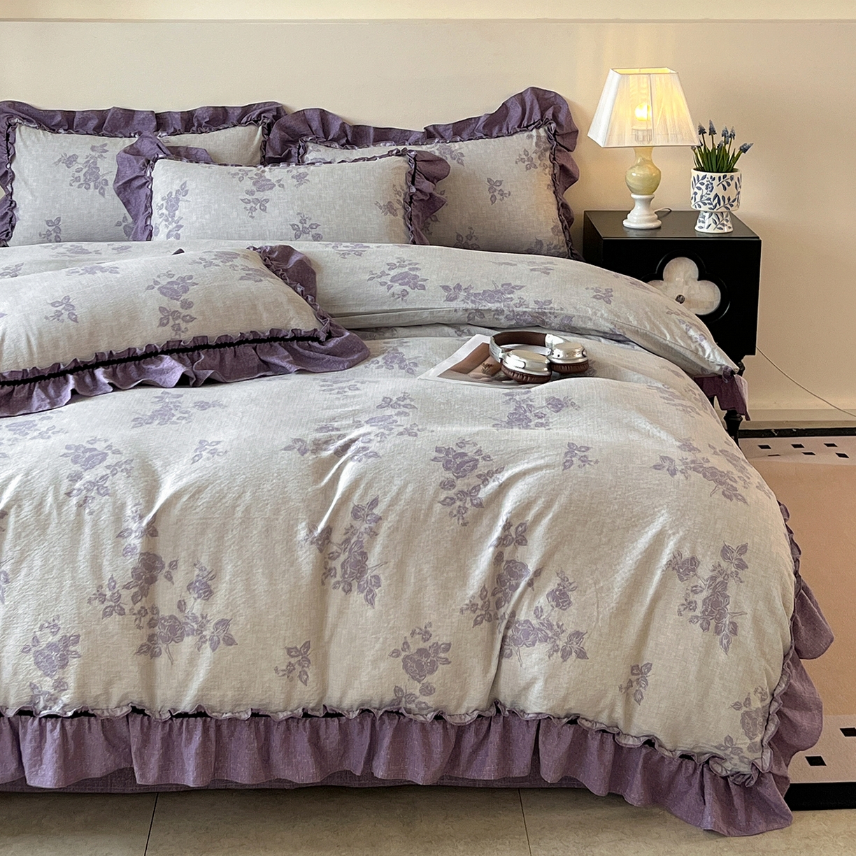 91家纺网 家纺一手货源 找家纺 喜颜 2025新款亚麻爆款花边四件套-直播热款 静谧花园-紫