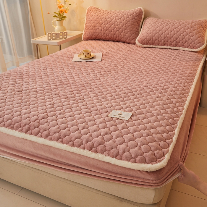 91家纺网 家纺一手货源 找家纺 （总）喜居 2025新款素色贴布刺绣牛奶绒夹棉床笠