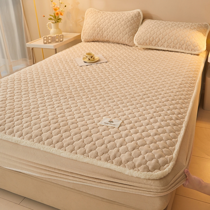 91家纺网 家纺一手货源 找家纺 （总）喜居 2025新款素色贴布刺绣牛奶绒夹棉床笠