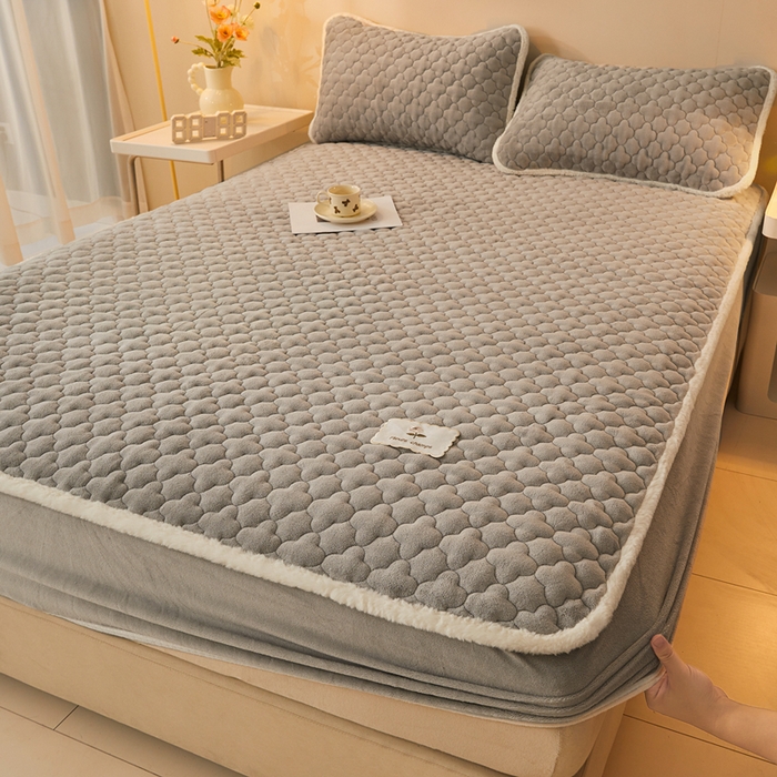 91家纺网 家纺一手货源 找家纺 （总）喜居 2025新款素色贴布刺绣牛奶绒夹棉床笠