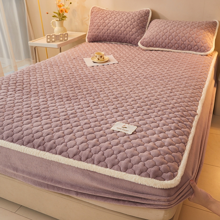 91家纺网 家纺一手货源 找家纺 （总）喜居 2025新款素色贴布刺绣牛奶绒夹棉床笠