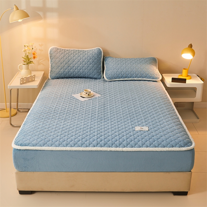 91家纺网 家纺一手货源 找家纺 （总）喜居 2025新款素色贴布刺绣牛奶绒夹棉床笠